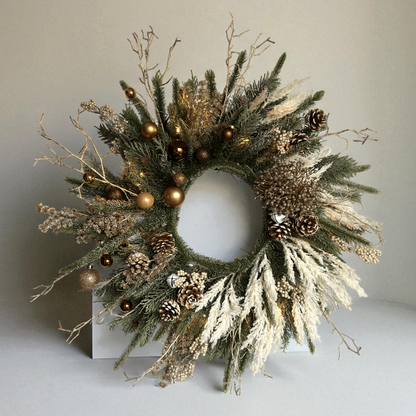 luxe kunstkerstkrans met warme LED-verlichting, gouden kerstballen, dennenappels en pampasgras – elegante kunstkrans met glitters en natuurlijke uitstraling voor aan de muur of voordeur.