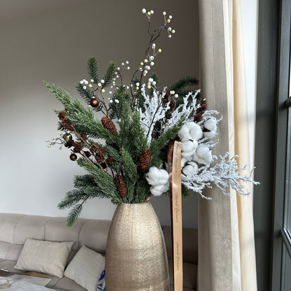 Luxe winterboeket met katoentakken, berijpte dennen en witte bessen in aardetint vaas. Handgemaakt kunstbloemenarrangement van Jardin Enchanté — stijlvolle winterdecoratie voor woonkamer of tafel.