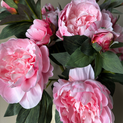 Roze pioen zijden bloemen boeket in een keramische vaas, realistische kunstpioenen voor stijlvolle woondecoratie, salontafel styling en luxe interieur decoratie.
